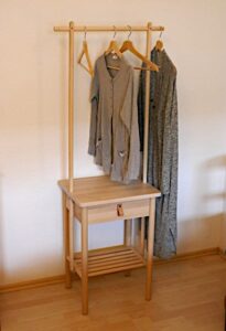 Damendiener mit Kleidung