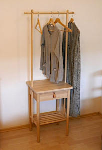 Damendiener Damendiener mit Kleidung