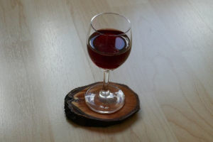 Holzuntersetzer mit Glas