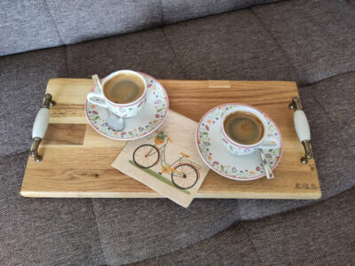 Sofa-Tablett mit Espresso-Tasten auf der Couch