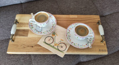 Sofa-Tablett mit Espresso-Tasten auf der Couch