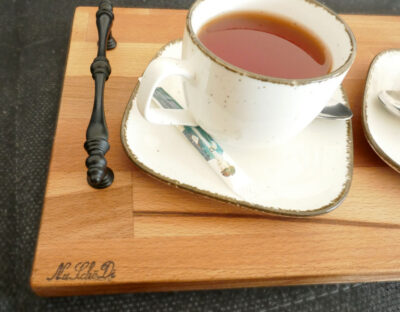 Sofa-Tablett Buche mit Kaffee, Detail