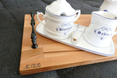 Sofa-Tablett Buche mit Tee, Detail