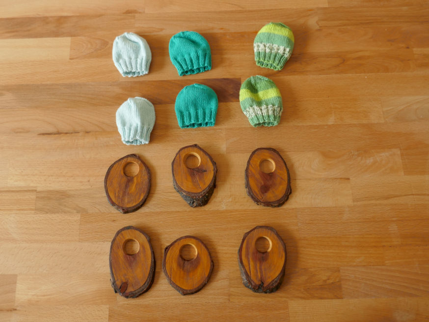 Eierständer aus Kirschbaumholz mit Eiermützen als Eierwärmer, Design 1