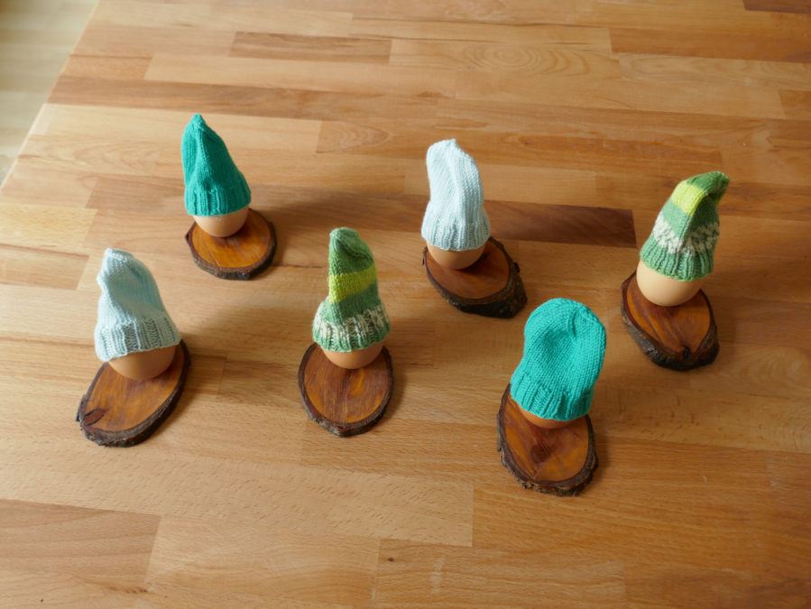 Eierständer aus Kirschbaumholz mit Eiermützen als Eierwärmer, Design 1