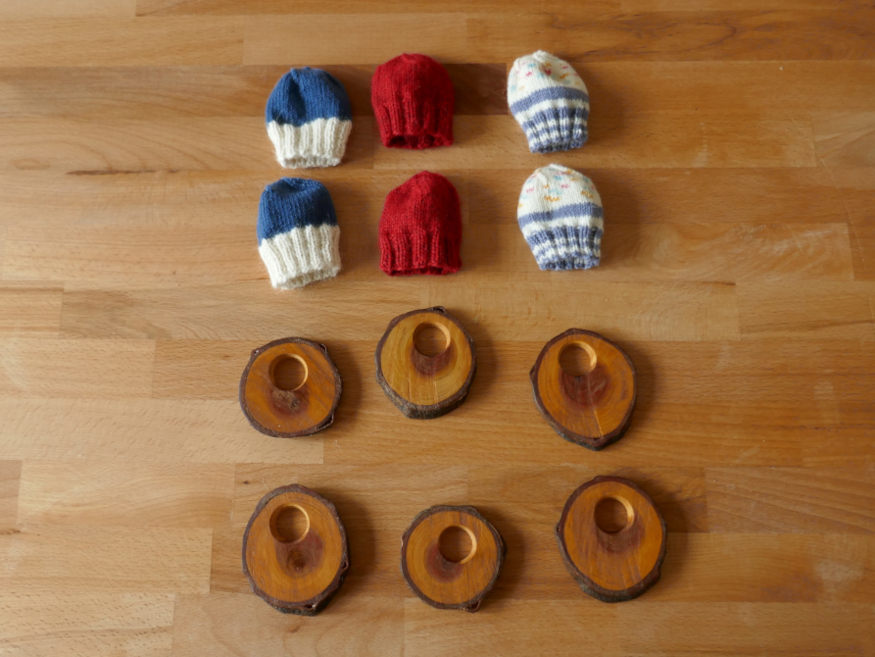 Eierständer aus Kirschbaumholz mit Eiermützen als Eierwärmer, Design 2