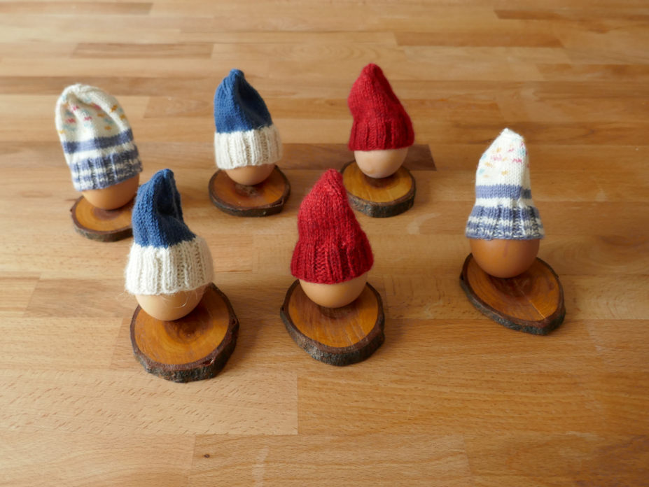 Eierständer aus Kirschbaumholz mit Eiermützen als Eierwärmer, Design 2