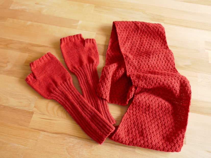 Schal mit Pulswärmer, rot